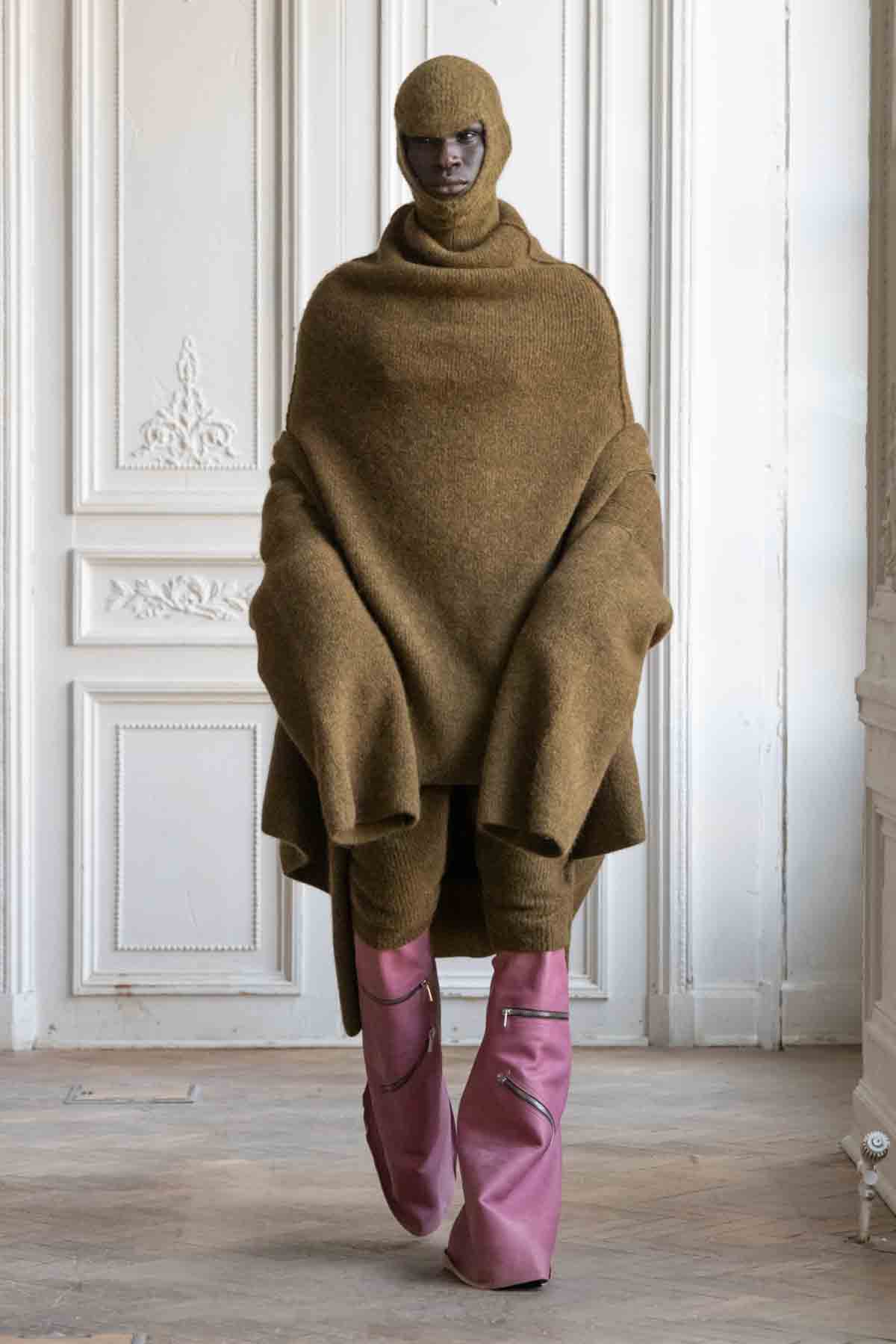 Model on the catwalk at the Rick Owens fashion show in Paris, Fall Winter 2024 Menswear Fashion Week Photos by Valerio Mezzanotti