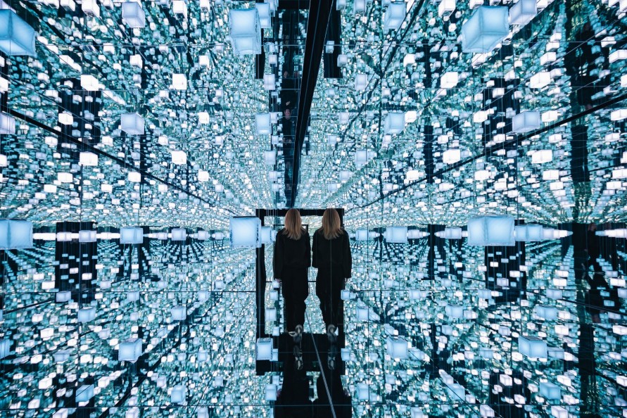 Signal Gallery, Prague: artwork on display - Crystal Pixels: Silent Reflections by Preciosa Lighting